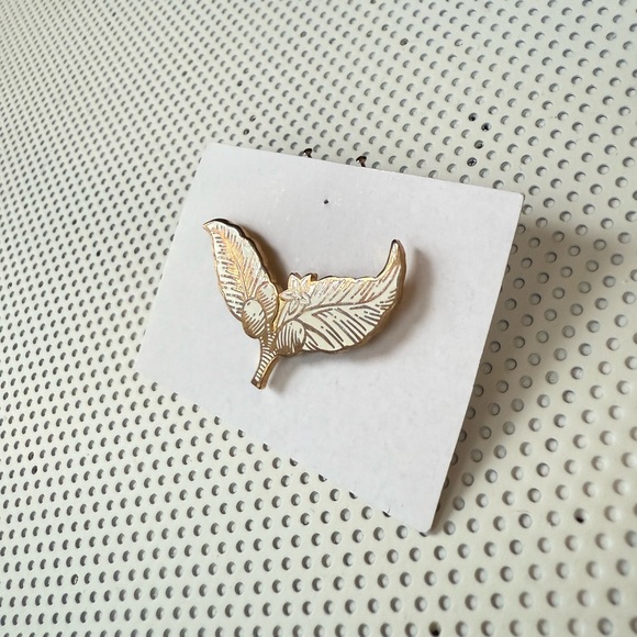 Coffee Plant 🌱 Enamel Pin - Picture 3 of 5